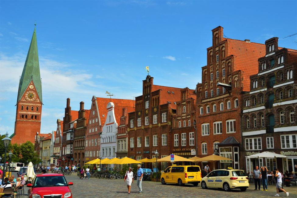 Der Platz am Sande mit der St. Johanniskirche in Lüneburg. 