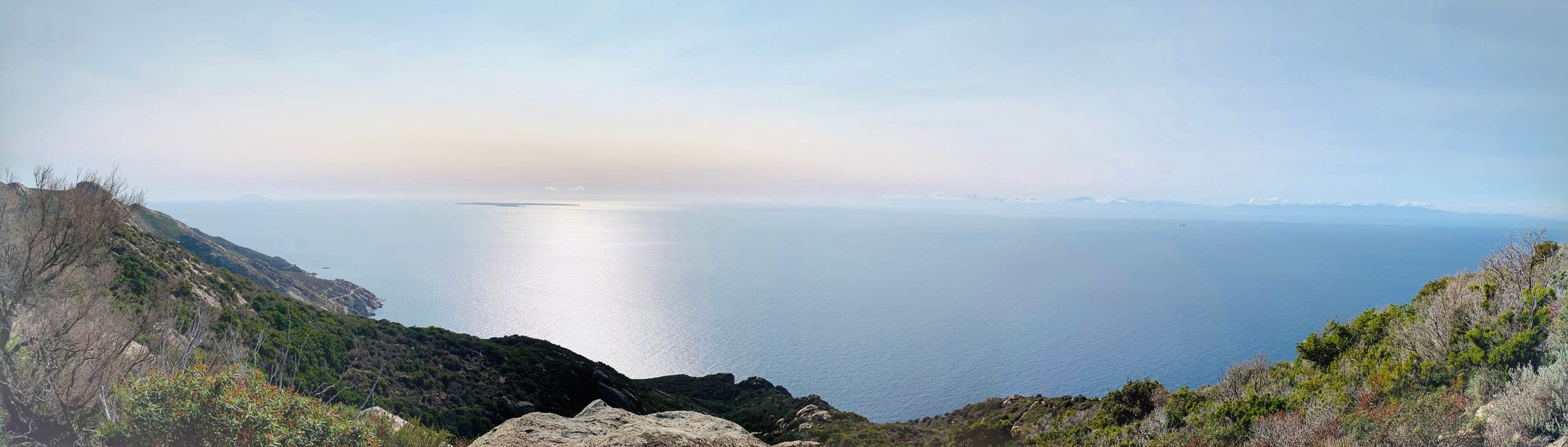 Von oben ist Korsika am Horizont schon gut zu erkennen 