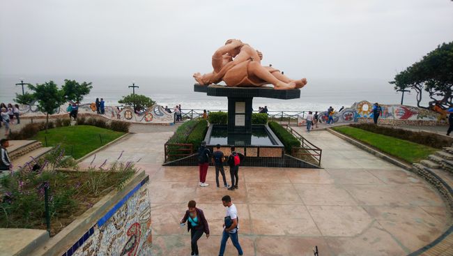 Spaziergang entlang der Küste. Skulptur 'Der Kuss'. 