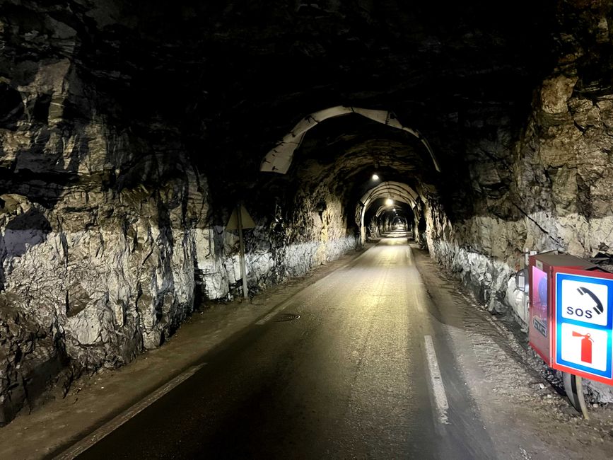 Sehr enger Tunnel mit Gegenverkehr