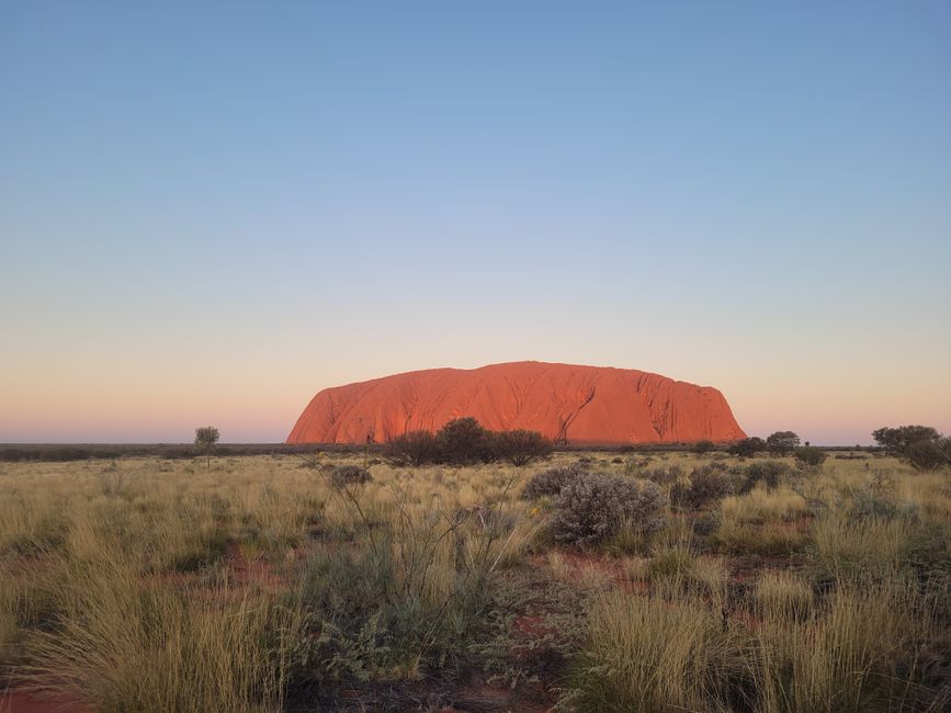 Uluru al inicio del atardecer