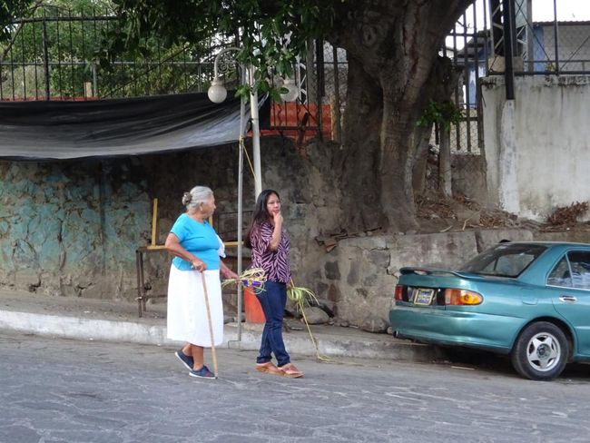 Panchimalco, Leute mit Palmwedeln auf dem Weg zum Gottesdienst