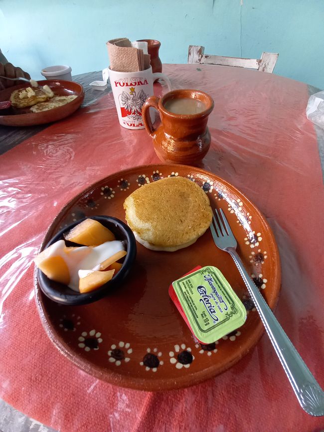 Hostelfrühstück, Pancakes mit dem für Puebla typischen Töpfergeschirr