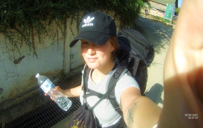 Backpacker Selfie. Mit 15 kg auf dem Rücken und geschätzten 5 vorne dran werden 2 km auch manchmal lange.