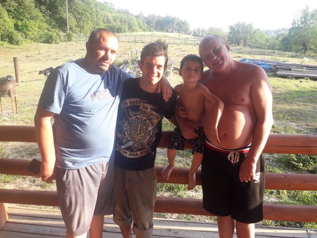 mit Ivana, Mischa und seinem Vater auf der Veranda