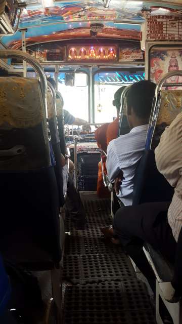 im Bus von Colombo nach Trinco (mal wieder toll mit der Reihenfolge)