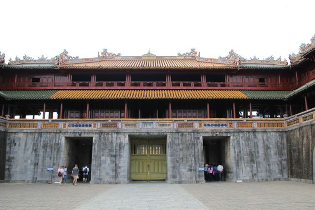 Das Ngo-Mon-Tor; links: Touristeneingang, rechts: Eingang für Einheimische