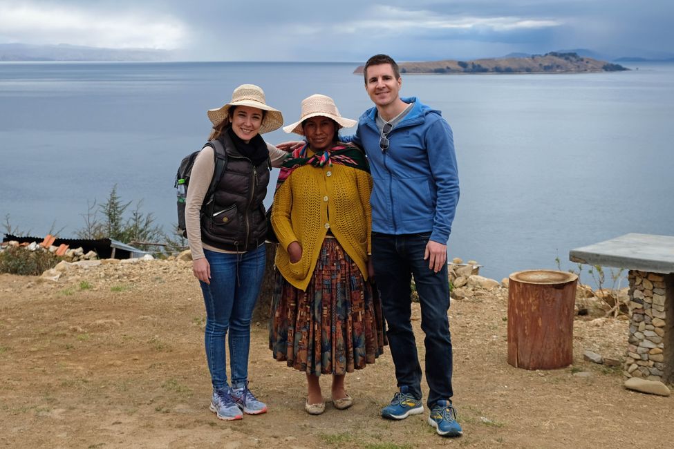 Rund um den Titicaca-See fallen weniger die traditionell gekleideten «Cholitas» auf, sondern eher die westlichen Backpacker. Hier in der Bildmitte unsere Airbnb-Gastgeberin Maritza.