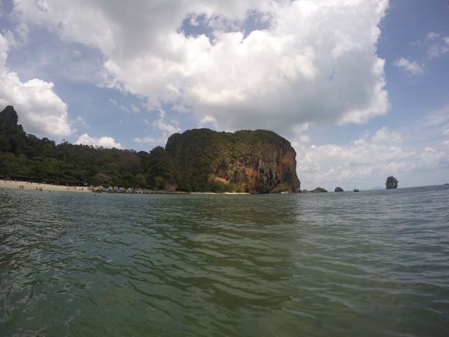 Blick auf den Tat Phra Nang Beach vom voranstehnden Felsen