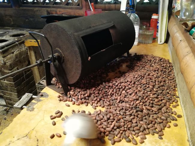 Die Kakaobohnen werden in dieser Maschine für ca. eine Stunde über dem Feuer geröstet, danach von Hand gepellt... 