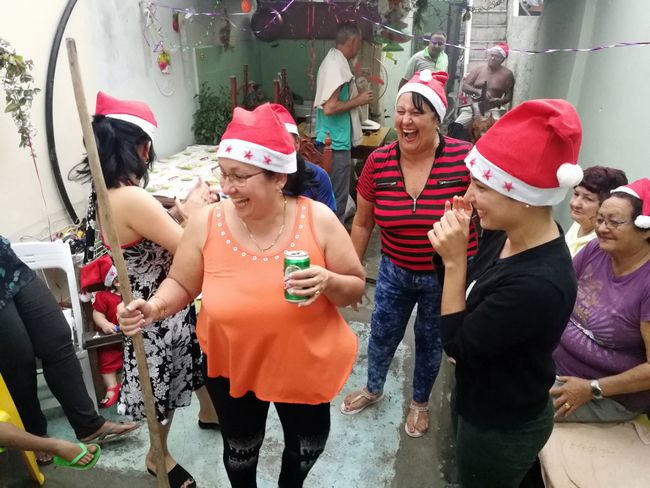 An Weihnachten wird in Kuba RICHTIG gefeiert, mit Reggaeton, Bier, Spielen und Barbecue.