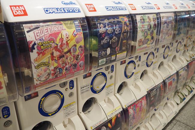 Tokyos Kapsel Automaten mit Spielzeug etc. 
