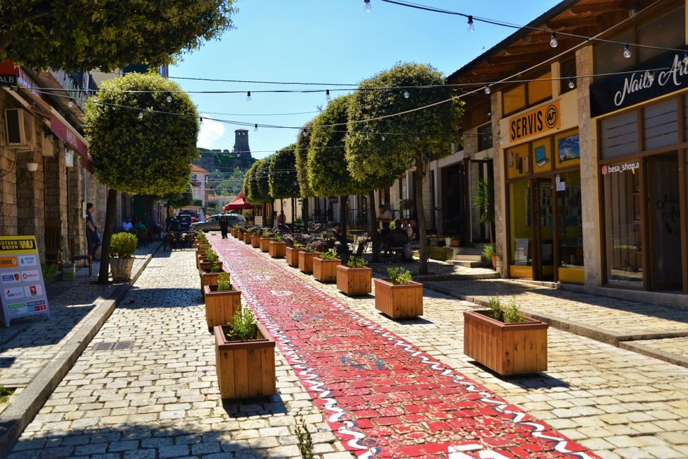 Kruje ist bekannt für Teppiche und selbst in der Fußgängerzone läuft man auf einem gemalten Teppich. 