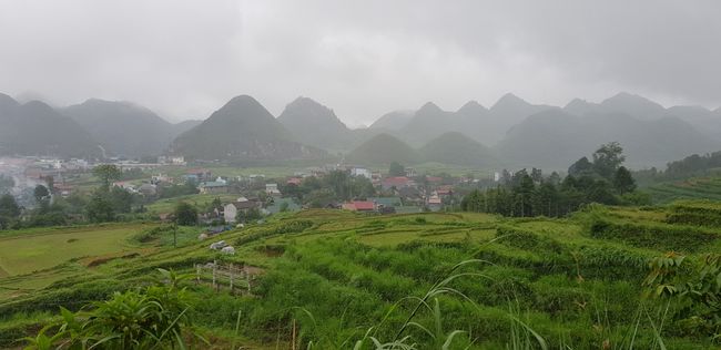 Die Boobs-Hügel im Hintergrund der Ortschaft von Quan Ba. 