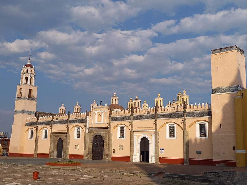 Die Capilla Real de Naturales erinnert mit ihren über 40 Kuppeln an eine andalusische Moschee.. 