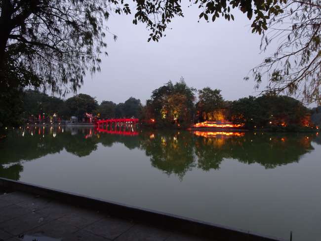 Tempel auf dem Hoan Kiem See bei Dunkelheit