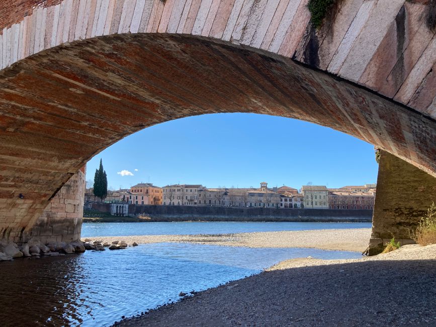 Etsch under the ponte di Castelvecchio