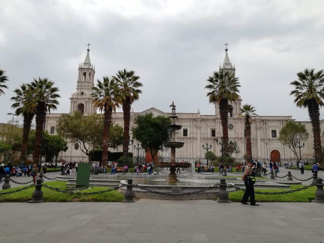 Plaza de Armas mit der Catedral de Arequipa im Hintergrund
