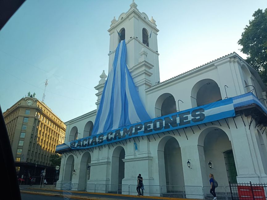 Der Weltcup, das war hier etwas besonderes. Dieses Gebäude ist der alte Kongress in Buenos Aires, geschmückt mit einem Dankesspruch. Es ist beeindruckend. 