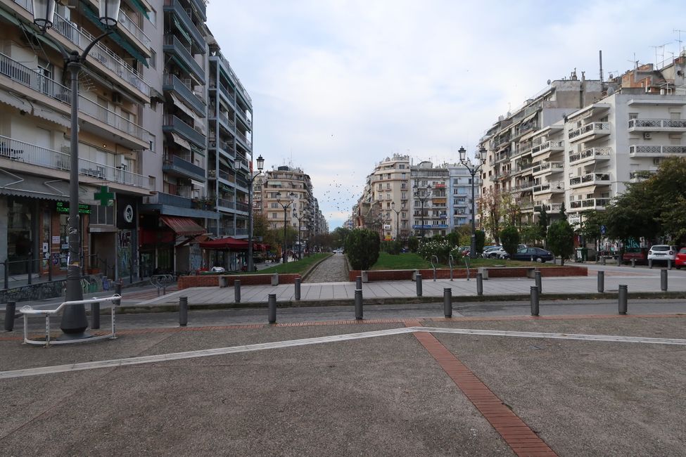 Entlang der Dimitriou Gounari-Straße kann man von der Rotunde direkt auf den Olymp blicken