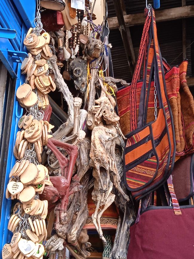Bonusbild: Lama-Föten auf dem Markt für den rituellen Gebrauch