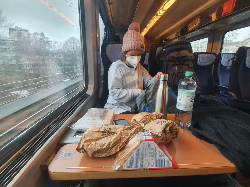 Mit unserem Proviant im Zug nach Amsterdam
