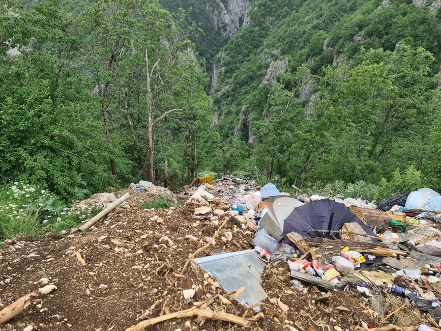 Schaute man jedoch tiefer ins Tal, sah man leider auch immer wieder, dass die Montenegriener ihre schöne Landschaft auch als große Müllkippe nutzen