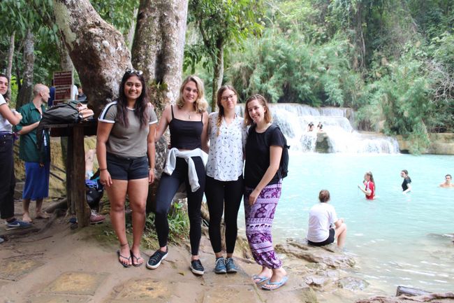 Ladies vor dem Wasserfall