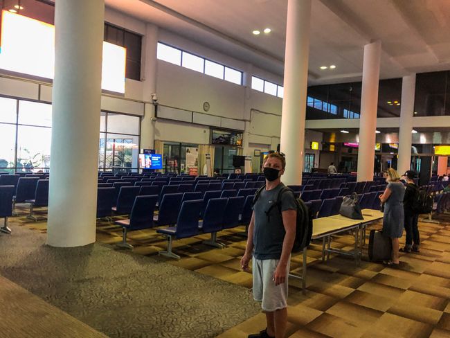 Im Flughafen Surat Thani
