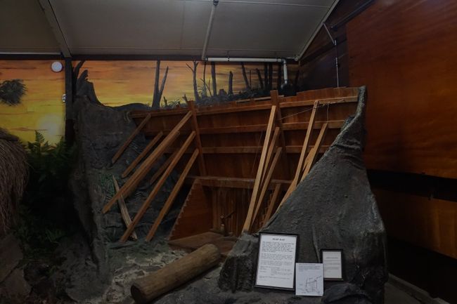 Ein Damm mit Sollbruchstelle - Modell im Kauri Museum in Dargaville