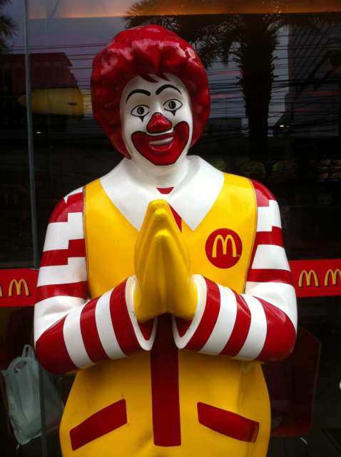 Ronald McDonald in buddistischer Pose