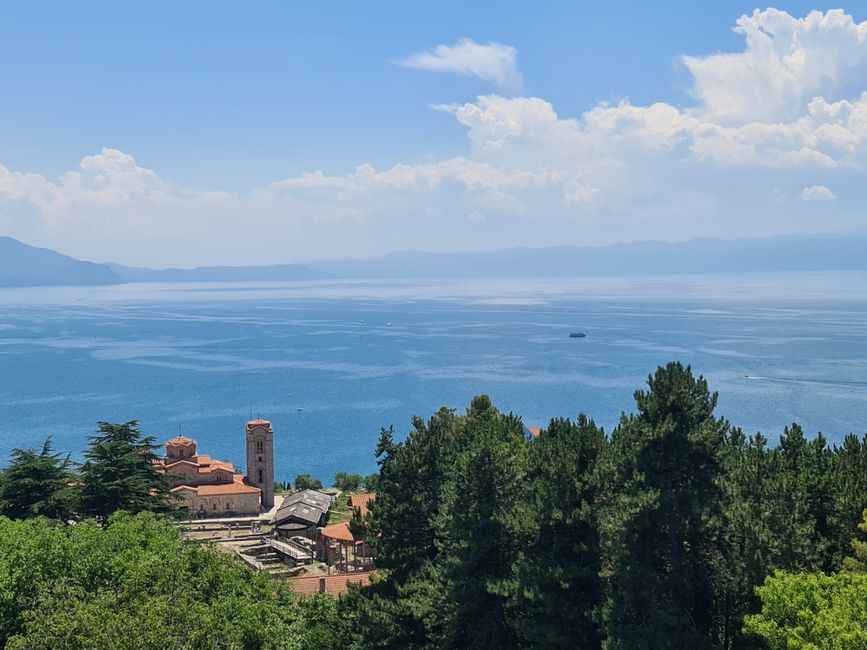 Die Stadt Ohrid liegt wunderschön oberhalb vom See. Man hat fast immer eine schöne Sicht. Angeblich soll es mehr Kirchen als Tage im Jahr in dem kleinen Ort geben.