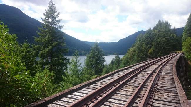 Alte Bahnschienen über dem Cameron Lake 