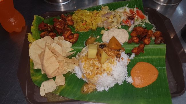 Right next to the stairs were many Indian restaurants. Everything is served as usual on a banana leaf. 