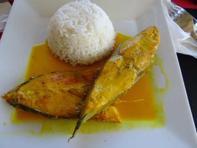 Kreolische Spezialität. Gebratener Fisch an Kokosnuss-Soße