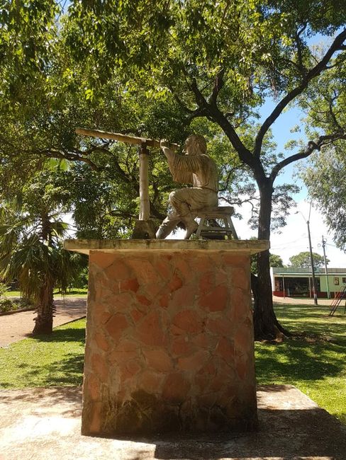 San Cosme y Damian: Statue Buenaventura Suarez