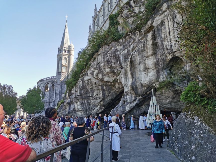 Grotte von Lourdes mit der Quelle
