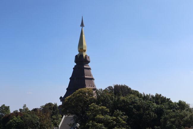 Ein Schrein an der Great Holy Relics Pagoda.