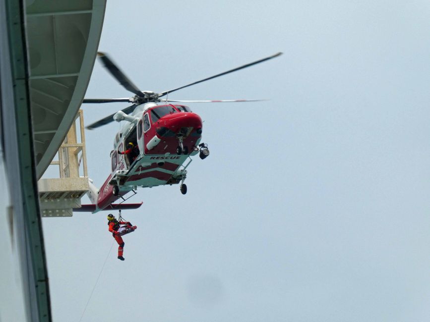 Evakuation mit dem Helikopter, Fahrt nach Darwin, Australien, 8. März 2023