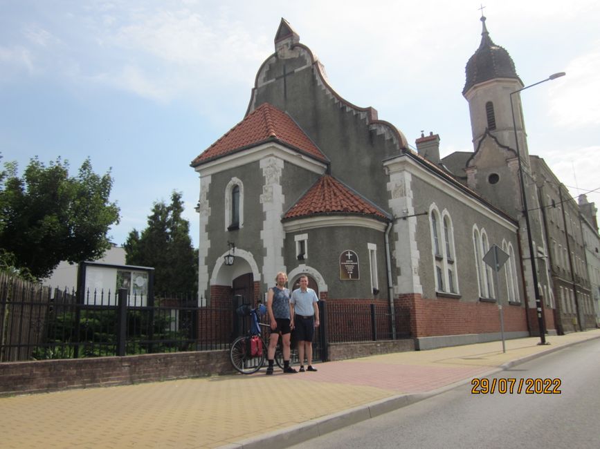 Mit Mikolaj vor der Kirche