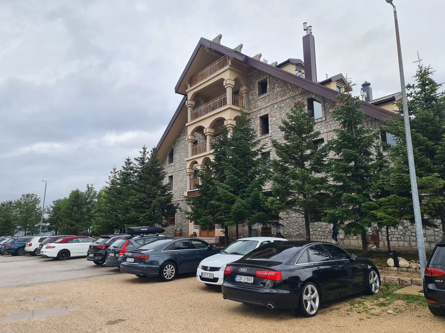 Es war regnerisch und kalt und alle Menschen sammelten sich im einizgen geöffneten Lokal. Für die Kroaten ist der Ort nur ein Katzensprung, weswegen das Restaurant voll und das Hotel ausgebucht war. Im Winter erweckt die Region als Wintersportgebiet zum Leben. Skipässe gibt es ab 10 € am Tage.