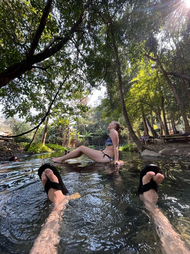 Sai Ngam Hot Springs (Philip ist beim Fotoshootings rückwärts umgefallen)