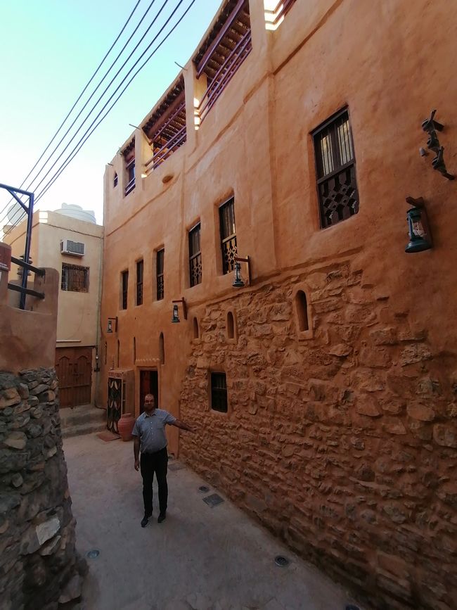 Oman, old town of Nizwa and with friends