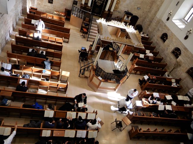 Blick auf die jüdischen Studenten in der Hurva Synagoge
