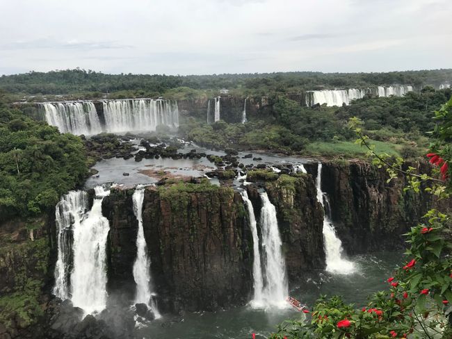 Auch beim Besuch der Iguazú-Wasserfälle hält sich unser Heimweh in Grenzen, …