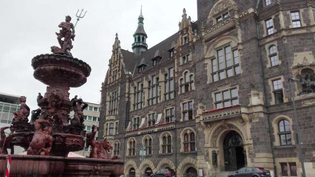 Rathaus und Brunnen in Wuppertal
