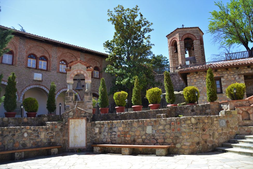 Der zentrale Platz im Kloster Megálo Metéoro. 