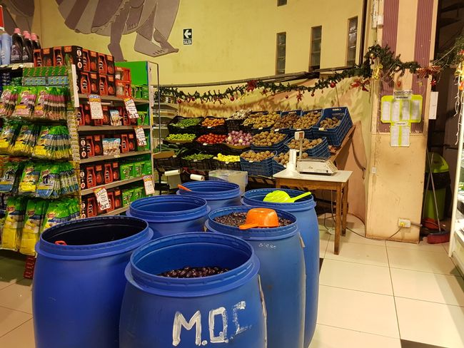 Im Supermarkt gibt es Tonnen mit Oliven