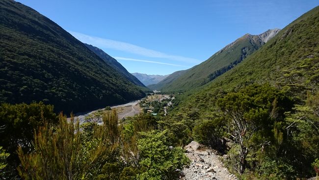 Blick auf Arthur's Pass Village vom Scotts Track