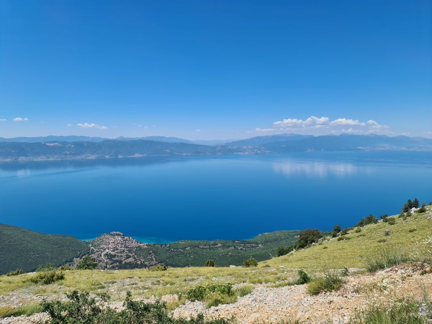 Vom Pass wieder runter lag der ganze Ohridsee vor uns. Er zählt übrigens zu den ältesten Seen der Erde.  